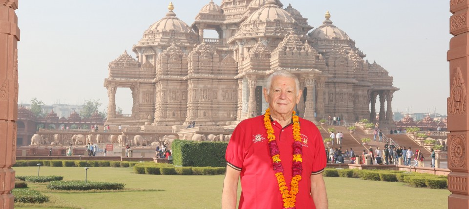 Romanian Foreign Minister Teodor Melescanu visits Swaminarayan Akshardham, New Delhi.