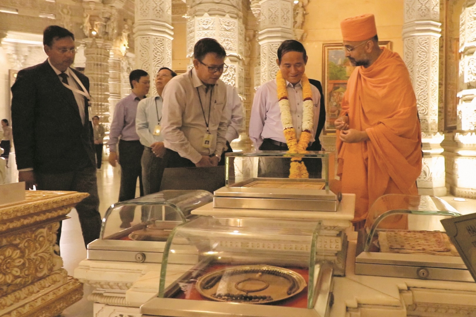 Myanmar President observes the holy relics of Bhagwan Swaminarayan at Swaminarayan Akshardham Mandir