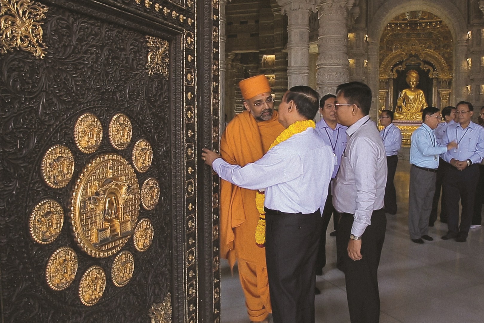 Myanmar President appreciating the carved doors of Swaminarayan Akshardham that were made of teak wood from Myanmar