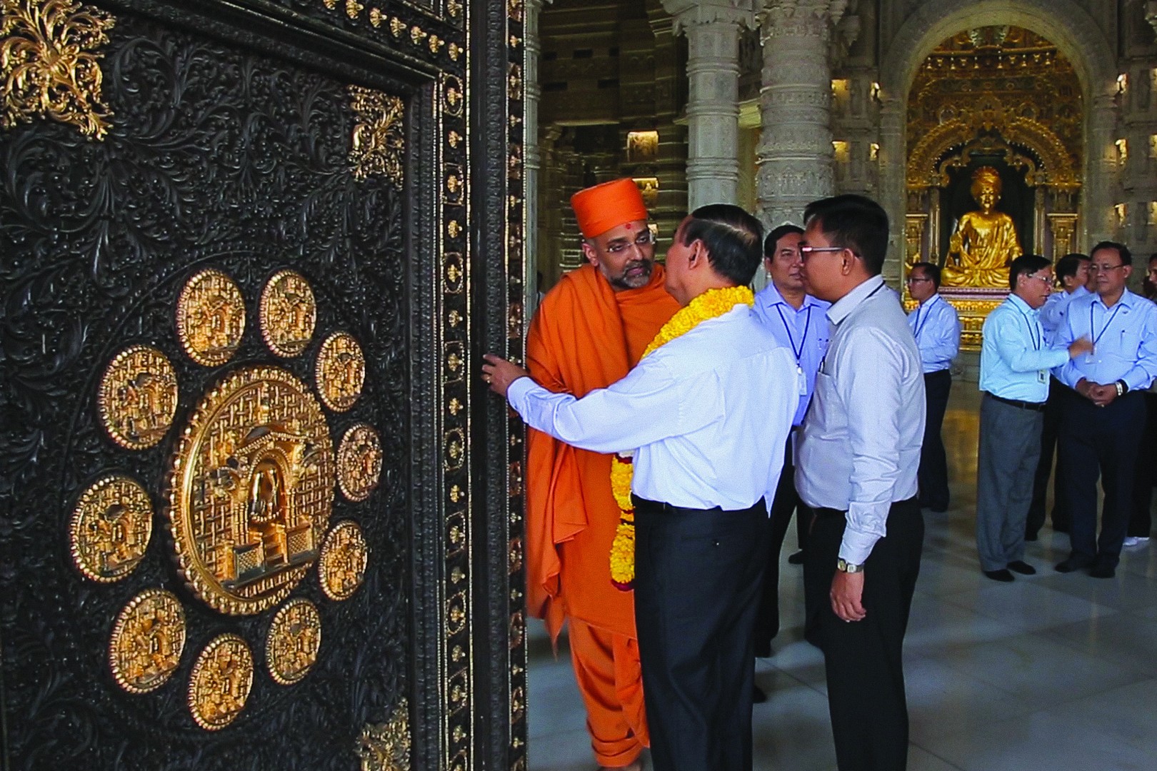 Myanmar President appreciating the carved doors of Swaminarayan Akshardham that were made of teak wood from Myanmar