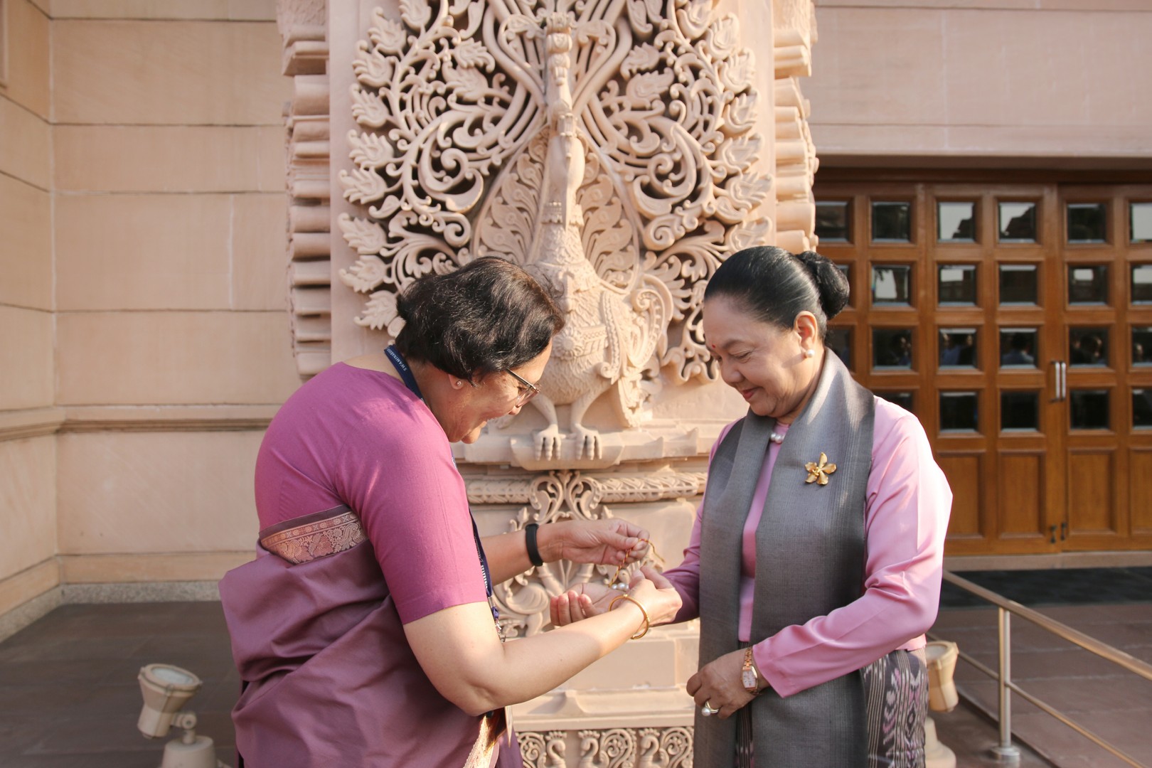 First Lady Cho Cho traditionally greeted at Swaminarayan Akshardham in New Delhi by a senior volunteer