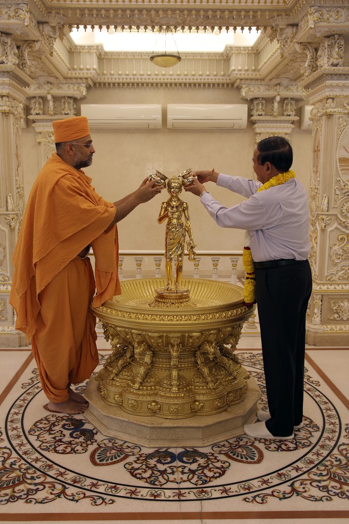 Myanmar President Myint performs abhishek to Shri Neelkanth Varni Maharaj and offers prayers for peace