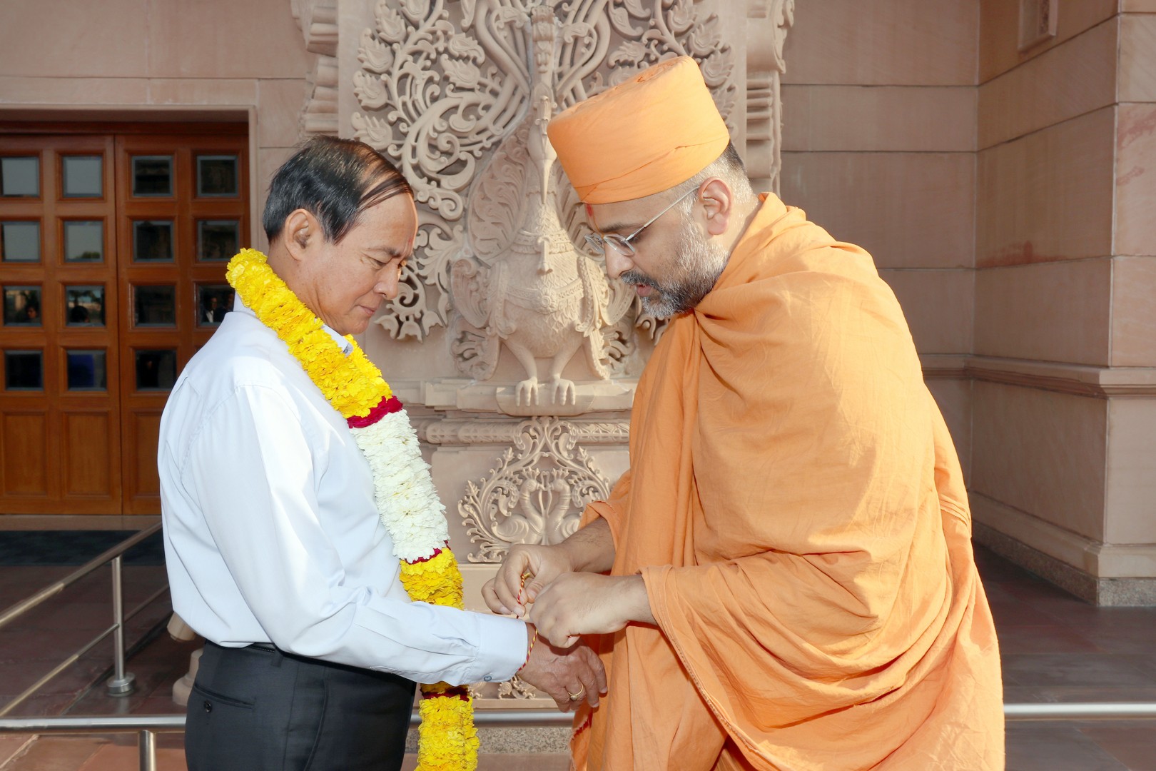 President Win Myint traditionally greeted at Swaminarayan Akshardham in New Delhi by Gnanmuni Swami