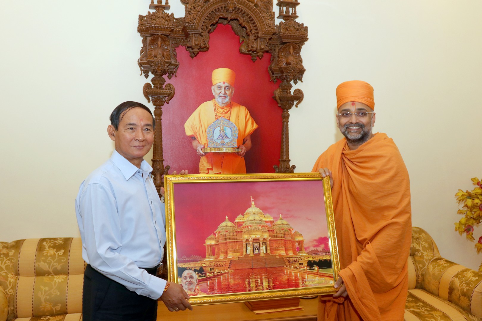 Gnanmuni Swami presents an Akshardham memento to President Myint